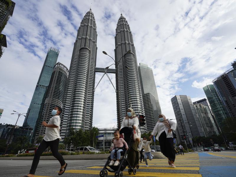 Malaysia's king suspended the national parliament and state legislatures for an unspecified period of time under the nation's new virus restrictions. Malaysia's king suspended the national parliament and state legislatures for an unspecified period of time under the nation's new virus restrictions.