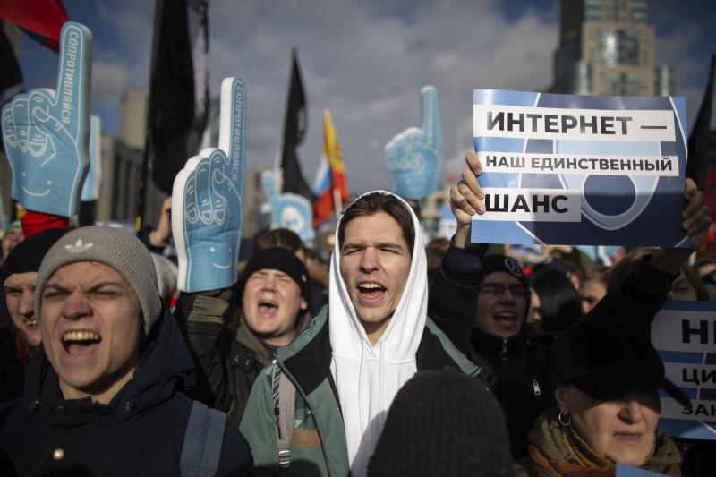 Demonstrators protest at a Free Internet rally in Moscow in March. A new law takes effect on Friday that could restrict Internet access. Demonstrators protest at a Free Internet rally in Moscow in March. A new law takes effect on Friday that could restrict Internet access.