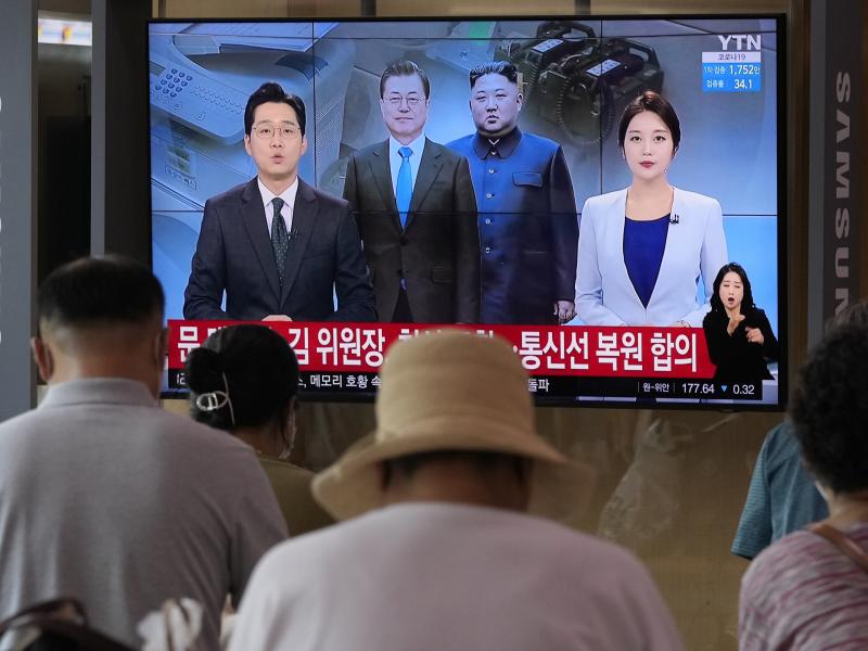 A news program at the Seoul Railway Station broadcasts a report on the resumption of communication between North and South Korea on Tuesday. A news program at the Seoul Railway Station broadcasts a report on the resumption of communication between North and South Korea on Tuesday.