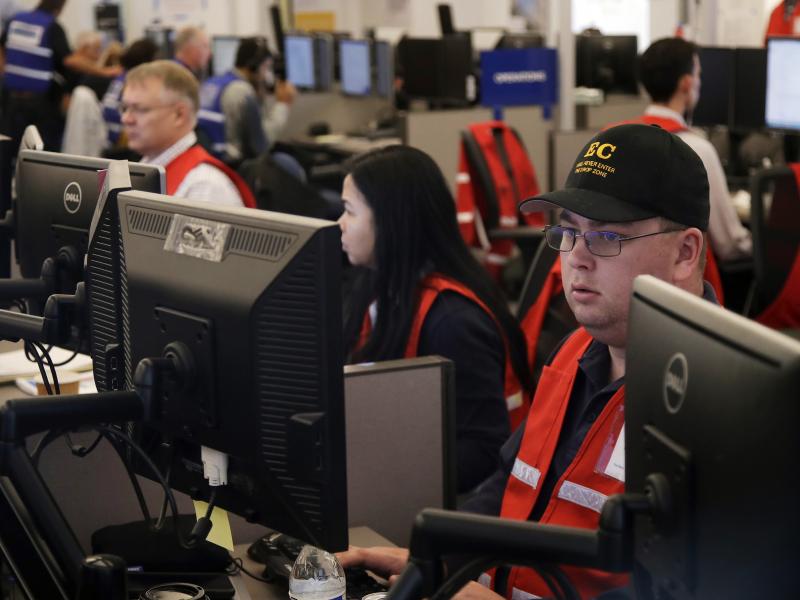 Pacific Gas & Electric employees work in the PG&E Emergency Operations Center in San Francisco. Authorities say power outages have started again in parts of Northern California. Pacific Gas & Electric employees work in the PG&E Emergency Operations Center in San Francisco. Authorities say power outages have started again in parts of Northern California.