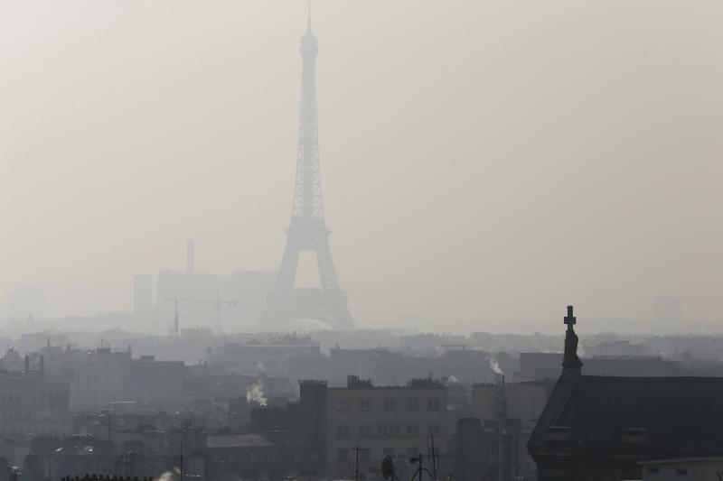 A photo taken on Feb. 12 shows the Eiffel Tower in Paris through thick smog. A photo taken on Feb. 12 shows the Eiffel Tower in Paris through thick smog.