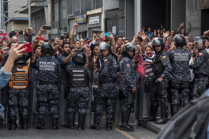 Juan Guaidó, accompanied by legislators of the opposition parties, fights a military blockade to the National Assembly in January in Caracas. Guaidó and opposition legislators were prevented from joining the sessions. Juan Guaidó, accompanied by legislators of the opposition parties, fights a military blockade to the National Assembly in January in Caracas. Guaidó and opposition legislators were prevented from joining the sessions.
