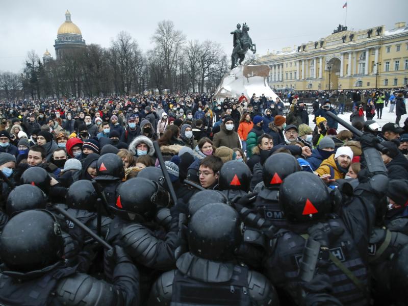 People clash with police Saturday during a protest in St. Petersburg, Russia, against the jailing of opposition leader Alexei Navalny. People clash with police Saturday during a protest in St. Petersburg, Russia, against the jailing of opposition leader Alexei Navalny.