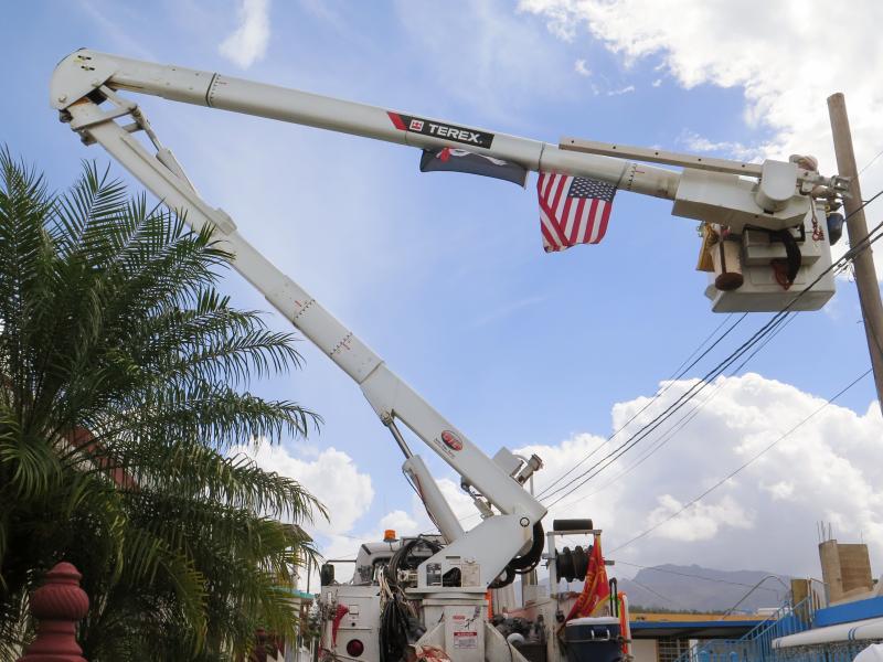 Army reservist Eric Elder, a lineman in civilian life, works with the Corps of Engineers to restore power in the hilly Rio Grande neighborhood east of San Juan. Army reservist Eric Elder, a lineman in civilian life, works with the Corps of Engineers to restore power in the hilly Rio Grande neighborhood east of San Juan.