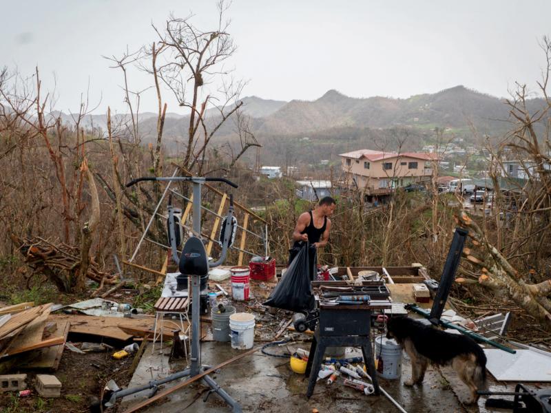 A resident of Puerto Rico cleans up just after Hurricane Maria struck the island on Set. 20, 2017 A resident of Puerto Rico cleans up just after Hurricane Maria struck the island on Set. 20, 2017