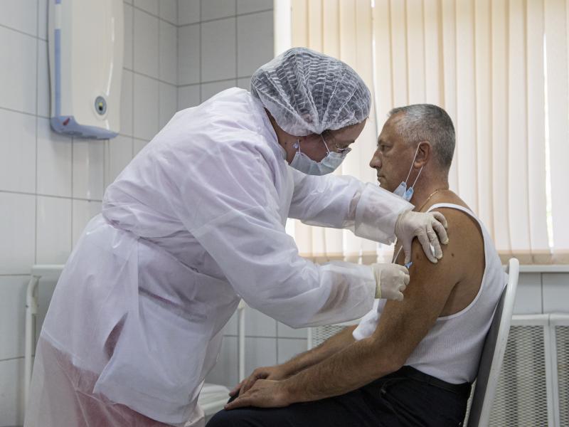 A Moscow health care worker administers a shot of Russia's Sputnik V coronavirus vaccine during clinical trials in September. President Vladimir Putin ordered the nation's health authorities to begin mass vaccinations next week. A Moscow health care worker administers a shot of Russia's Sputnik V coronavirus vaccine during clinical trials in September. President Vladimir Putin ordered the nation's health authorities to begin mass vaccinations next week.
