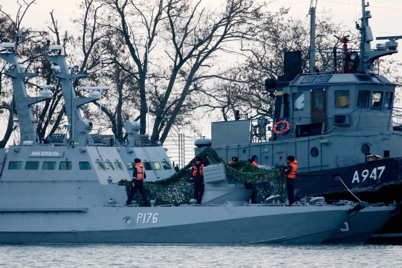 The Nikopol gunboat (left) and the Yany Kapu tugboat of the Ukrainian navy are tugged to the Kerch Seaport. The Nikopol gunboat (left) and the Yany Kapu tugboat of the Ukrainian navy are tugged to the Kerch Seaport.