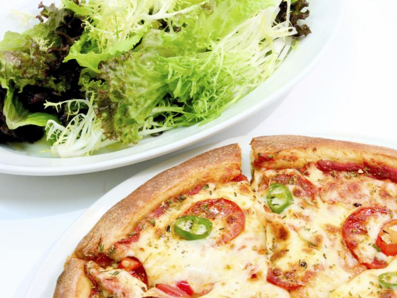 Wouldn't this salad make a healthful addition to your pizza for dinner? Wouldn't this salad make a healthful addition to your pizza for dinner?
