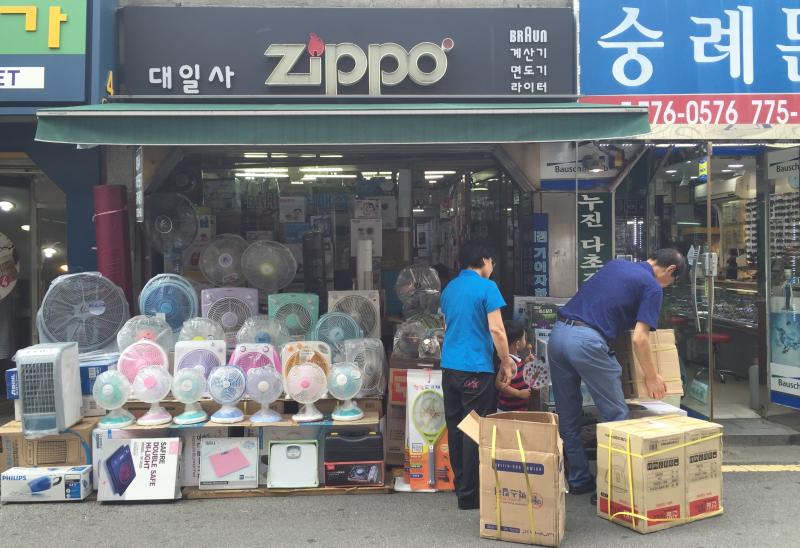 A shop at Seoul's Namdaemun's market where electric fans are sold. Despite scientists who tell them it's safe, many older South Koreans believe that it's dangerous to go to sleep with an electric fan on and never do so. A shop at Seoul's Namdaemun's market where electric fans are sold. Despite scientists who tell them it's safe, many older South Koreans believe that it's dangerous to go to sleep with an electric fan on and never do so.