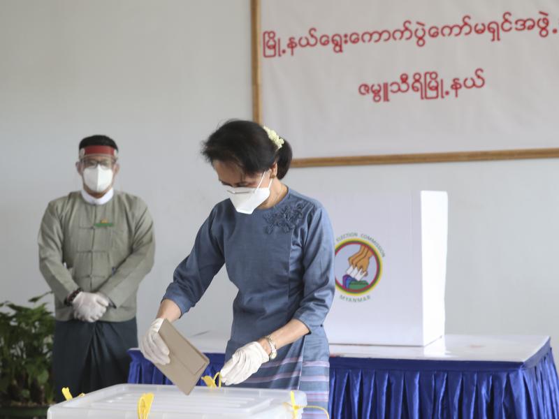 Aung San Suu Kyi, Myanmar's de facto leader, casts an early ballot for the Nov. 8 general election in Naypyitaw, Myanmar, on Oct. 29. Aung San Suu Kyi, Myanmar's de facto leader, casts an early ballot for the Nov. 8 general election in Naypyitaw, Myanmar, on Oct. 29.