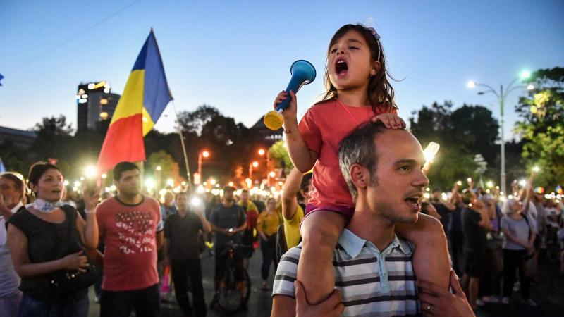 Anti-government protesters rally at Victoriei Square in front of government headquarters in Bucharest, Romania, on Sunday. Hundreds were injured during Friday's mass demonstration. Anti-government protesters rally at Victoriei Square in front of government headquarters in Bucharest, Romania, on Sunday. Hundreds were injured during Friday's mass demonstration.