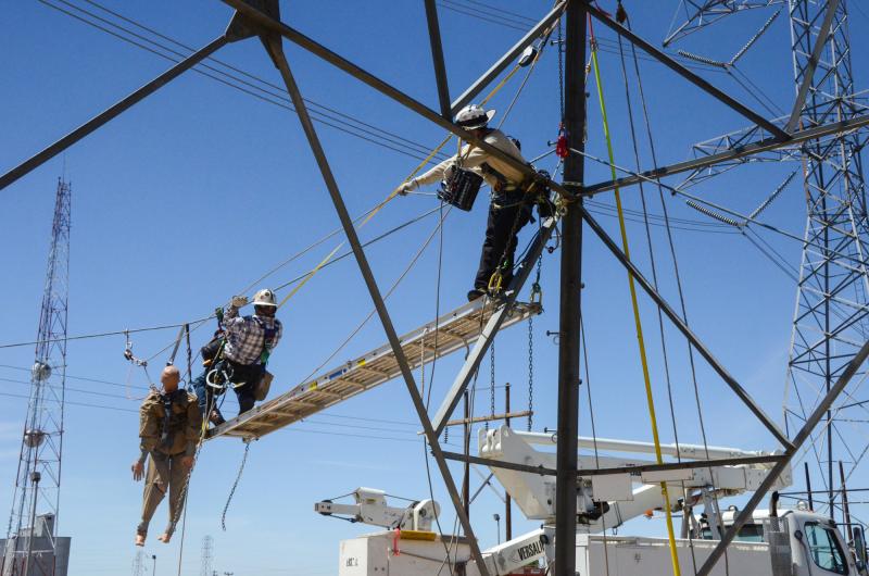 Lineman and Electricians train with the APA-5 Atlas Powered Ascender to recover rescue dummy prior to the onset of suspension trauma. Lineman and Electricians train with the APA-5 Atlas Powered Ascender to recover rescue dummy prior to the onset of suspension trauma.