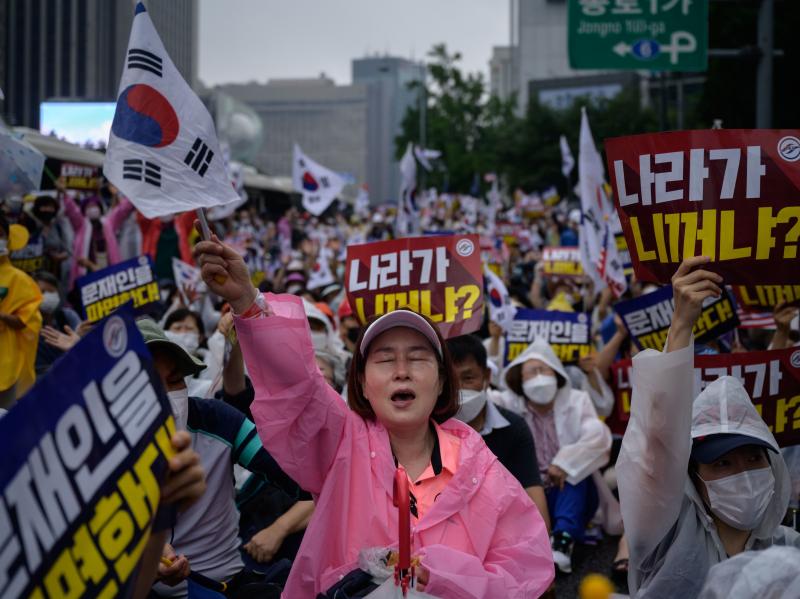 Members of conservative right-wing and Christian groups take part in an anti-government rally in Seoul on Aug. 15. Members of conservative right-wing and Christian groups take part in an anti-government rally in Seoul on Aug. 15.
