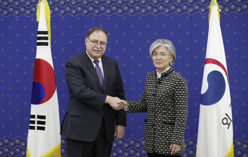 South Korean Foreign Minister Kang Kyung-wha (R) shakes hands with Timothy Betts, acting Deputy Assistant Secretary and Senior Advisor for Security Negotiations and Agreements in the U.S. Department of State (L) during their meeting on Feb. 10. South Korean Foreign Minister Kang Kyung-wha (R) shakes hands with Timothy Betts, acting Deputy Assistant Secretary and Senior Advisor for Security Negotiations and Agreements in the U.S. Department of State (L) during their meeting on Feb. 10.