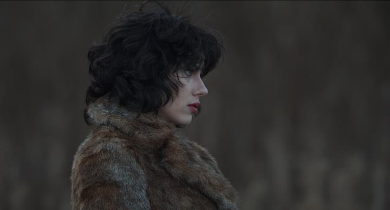 In Under The Skin, Scarlett Johansson plays an alien who adopts an English accent and cruises Scotland enticing hitchhikers into a darkened building. In Under The Skin, Scarlett Johansson plays an alien who adopts an English accent and cruises Scotland enticing hitchhikers into a darkened building.