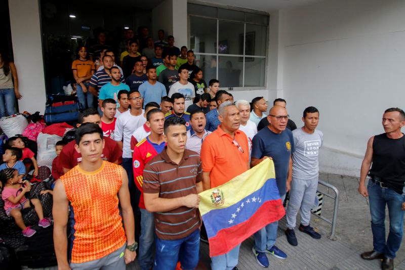 Venezuelan soldiers and policemen who deserted to Colombia protest after being evicted from the hotel where they were staying in Cúcuta in May. More than 1,400 members of Venezuelan security forces fled the country in February and March. Venezuelan soldiers and policemen who deserted to Colombia protest after being evicted from the hotel where they were staying in Cúcuta in May. More than 1,400 members of Venezuelan security forces fled the country in February and March.