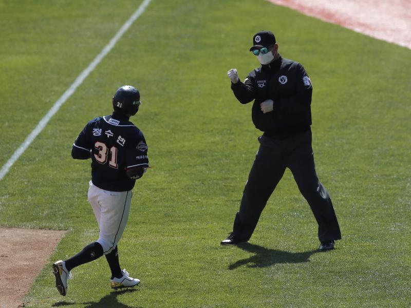 First base umpire Lee Gye-sung (right) wears a mask and gloves as a precaution against the coronavirus during the preseason baseball game between the Doosan Bears and the LG Twins in Seoul on April 21. First base umpire Lee Gye-sung (right) wears a mask and gloves as a precaution against the coronavirus during the preseason baseball game between the Doosan Bears and the LG Twins in Seoul on April 21.