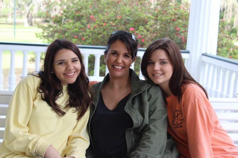 Olivia Boone with her mom and sister Olivia Boone with her mom and sister