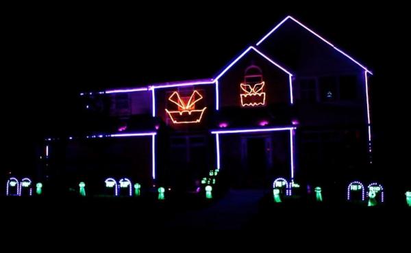 A house in Odenton, Md., uses thousands of lights to sing and dance along to popular songs — like Silento's "Watch Me (Whip/Nae Nae)." A house in Odenton, Md., uses thousands of lights to sing and dance along to popular songs — like Silento's "Watch Me (Whip/Nae Nae)."