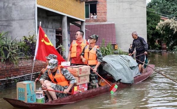 Community workers and volunteers deliver food and supplies to flood-affected residents after heavy rains in Neijiang in China's southwestern Sichuan province on Wednesday. Community workers and volunteers deliver food and supplies to flood-affected residents after heavy rains in Neijiang in China's southwestern Sichuan province on Wednesday.