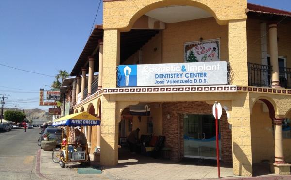 Mexico's 2010 census counted fewer than 5,500 residents in Los Algodones, but more than 350 dentists ply their trade here, serving U.S. and Canadian patients seeking affordable procedures. Mexico's 2010 census counted fewer than 5,500 residents in Los Algodones, but more than 350 dentists ply their trade here, serving U.S. and Canadian patients seeking affordable procedures.