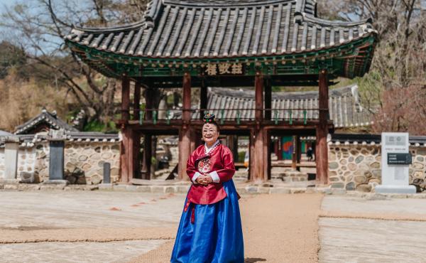 Lee Bae-yong, the first woman to officiate a Confucian ceremony in the country's long history with Confucianism, at Museong Seowon, a UNESCO World Heritage site. Lee Bae-yong, the first woman to officiate a Confucian ceremony in the country's long history with Confucianism, at Museong Seowon, a UNESCO World Heritage site.