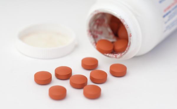 There's "currently no scientific evidence establishing a link between ibuprofen and worsening of COVID‑19," the European Medicines Agency advised Wednesday. There's "currently no scientific evidence establishing a link between ibuprofen and worsening of COVID‑19," the European Medicines Agency advised Wednesday.