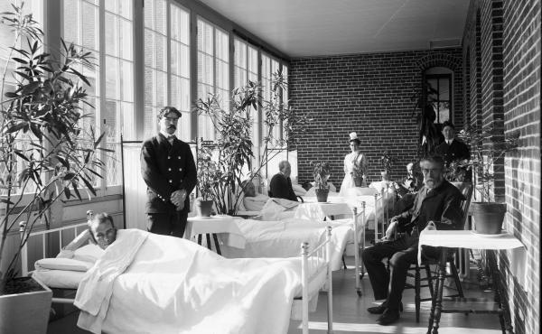 The porches of the 1890s Allison Buildings, shown above in 1910, were later enclosed to provide more space for patient beds. The porches of the 1890s Allison Buildings, shown above in 1910, were later enclosed to provide more space for patient beds.