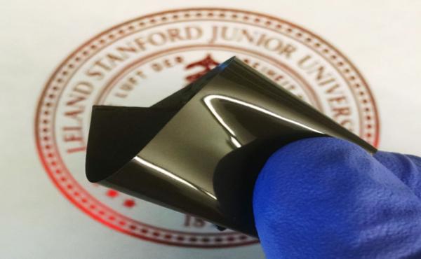 The plastic sheet invented by Stanford University chemical engineer Zhenan Bao and her colleagues can be inserted in lithium-ion batteries to avoid overheating. The plastic sheet invented by Stanford University chemical engineer Zhenan Bao and her colleagues can be inserted in lithium-ion batteries to avoid overheating.
