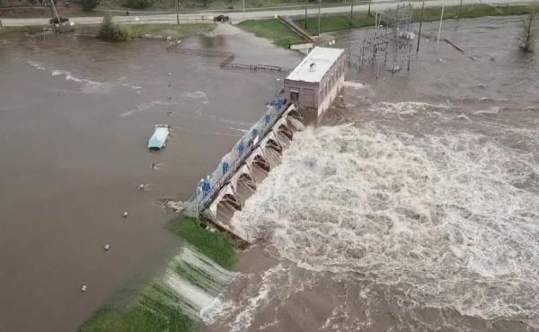 Water overruns the Sanford Dam in Michigan on Tuesday. The National Weather Service called the flooding "extremely dangerous" and said it was caused by "catastrophic failures" at two dams. Water overruns the Sanford Dam in Michigan on Tuesday. The National Weather Service called the flooding "extremely dangerous" and said it was caused by "catastrophic failures" at two dams.