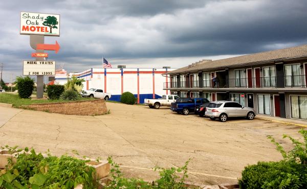 Many of Branson's dozens of extended stay motels sit alongside the same main strip as tourist attractions like music theaters and theme restaurants. Many of Branson's dozens of extended stay motels sit alongside the same main strip as tourist attractions like music theaters and theme restaurants.