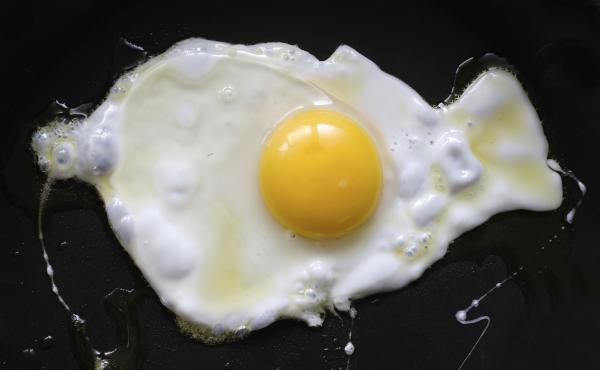 A study finds that consuming two eggs per day was linked to a 27 percent higher risk of developing heart disease. But many experts say this new finding is no justification to drop eggs from your diet. A study finds that consuming two eggs per day was linked to a 27 percent higher risk of developing heart disease. But many experts say this new finding is no justification to drop eggs from your diet.