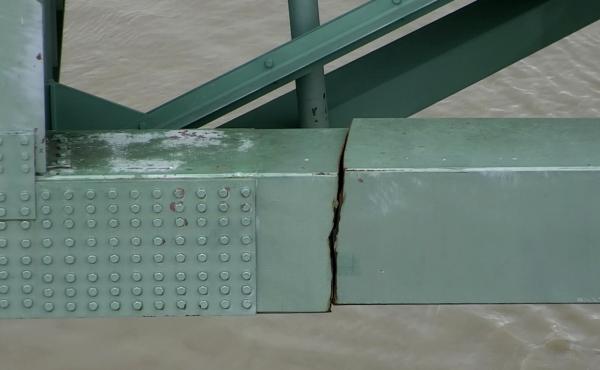 A dangerous crack in a steel beam on the Interstate 40 bridge, near Memphis, Tenn., caused authorities to order an emergency closure, disrupting road and Mississippi River traffic. A dangerous crack in a steel beam on the Interstate 40 bridge, near Memphis, Tenn., caused authorities to order an emergency closure, disrupting road and Mississippi River traffic.