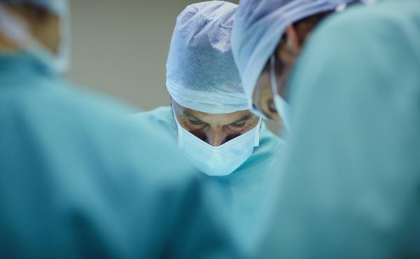 Choosing a surgeon can be tricky. It starts with making sure you really need the surgery, and then finding an experienced specialist you can trust. Choosing a surgeon can be tricky. It starts with making sure you really need the surgery, and then finding an experienced specialist you can trust.