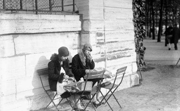 Young women eat lunch in the Tuileries Garden in Paris in January 1929. Young women eat lunch in the Tuileries Garden in Paris in January 1929.