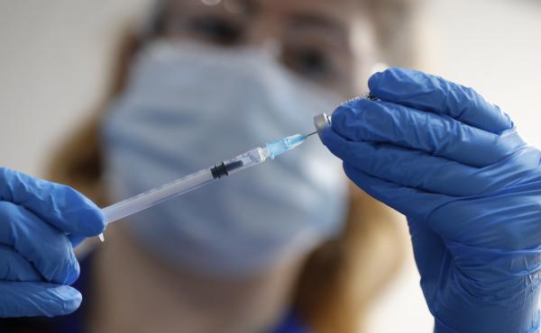 A nurse prepares to administer the Pfizer-BioNTech COVID-19 vaccine at a hospital in London on Tuesday. The Food and Drug Administration is considering a recommendation to authorize the vaccine in the United States. A nurse prepares to administer the Pfizer-BioNTech COVID-19 vaccine at a hospital in London on Tuesday. The Food and Drug Administration is considering a recommendation to authorize the vaccine in the United States.