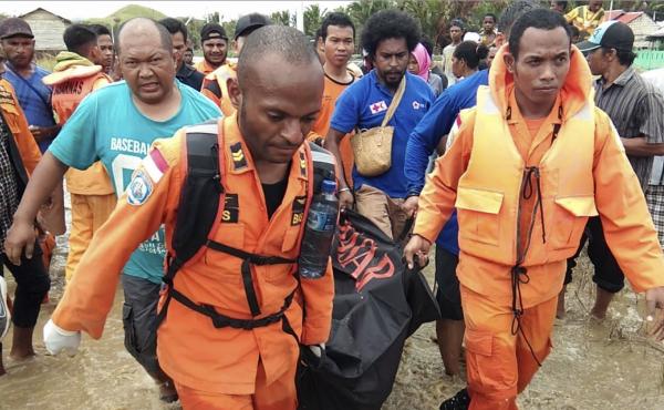 Rescuers are recovering victims and searching for survivors of flash floods in Papua province, Indonesia. Rescuers are recovering victims and searching for survivors of flash floods in Papua province, Indonesia.