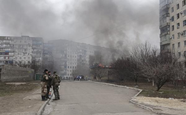 Ukrainian servicemen stand guard on a street near a burning building after a shelling by pro-Russian rebels of a residential sector in Mariupol, eastern Ukraine, last month. Ukrainian servicemen stand guard on a street near a burning building after a shelling by pro-Russian rebels of a residential sector in Mariupol, eastern Ukraine, last month.