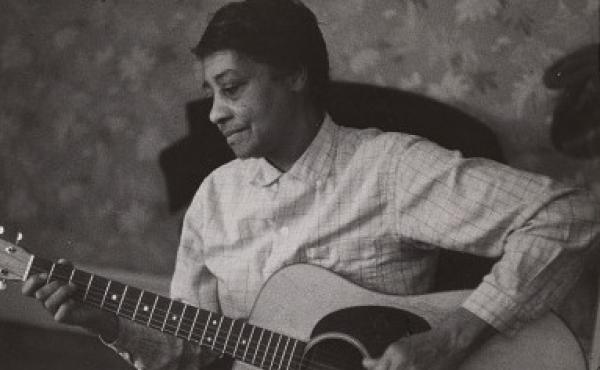 Left-handed, Elizabeth Cotten turned the guitar so the bass strings were at the bottom, therefore "backwards." She used her thumb to play the melody and her fingers for the low notes. Left-handed, Elizabeth Cotten turned the guitar so the bass strings were at the bottom, therefore "backwards." She used her thumb to play the melody and her fingers for the low notes.