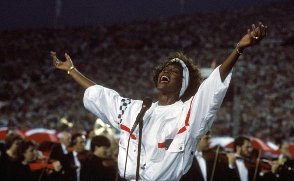 At Florida's Tampa Stadium in 1991, Whitney Houston delivered an iconic performance of "The Star Spangled Banner" to kick off Super Bowl XXV. At Florida's Tampa Stadium in 1991, Whitney Houston delivered an iconic performance of "The Star Spangled Banner" to kick off Super Bowl XXV.