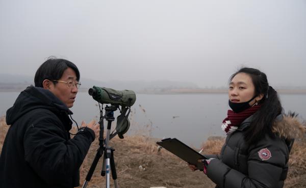 Kim Seung-ho (left), the director of the DMZ Ecology Research Institute, counts birds of the DMZ with intern Pyo Gina. Kim Seung-ho (left), the director of the DMZ Ecology Research Institute, counts birds of the DMZ with intern Pyo Gina.