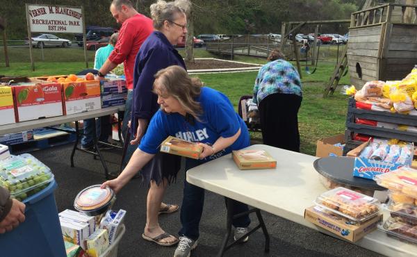 Volunteers distribute free food at the mobile pantry in Hurley, Va. Poverty in the coal-mining region is 29 percent, twice the national average. Unemployment is also high, and younger families are moving out. Volunteers distribute free food at the mobile pantry in Hurley, Va. Poverty in the coal-mining region is 29 percent, twice the national average. Unemployment is also high, and younger families are moving out.