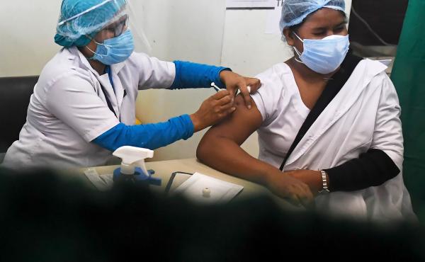 A medical worker inoculates a colleague with a COVID-19 vaccine at the Nil Ratan Sircar Medical College and Hospital in Kolkata on Saturday. A medical worker inoculates a colleague with a COVID-19 vaccine at the Nil Ratan Sircar Medical College and Hospital in Kolkata on Saturday.