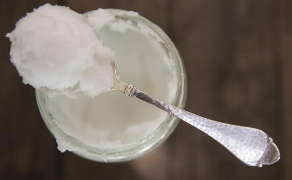 Coconut oil's potential health benefits are outweighed by its heavy dose of saturated fat, most nutrition experts say. Saturated fat is associated with an increased risk of heart attack and stroke. Coconut oil's potential health benefits are outweighed by its heavy dose of saturated fat, most nutrition experts say. Saturated fat is associated with an increased risk of heart attack and stroke.