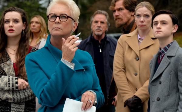 Katherine Langford, Toni Collette, Jamie Lee Curtis, Don Johnson, Michael Shannon, Riki Lindhome and Jaeden Martell in Knives Out. Katherine Langford, Toni Collette, Jamie Lee Curtis, Don Johnson, Michael Shannon, Riki Lindhome and Jaeden Martell in Knives Out.