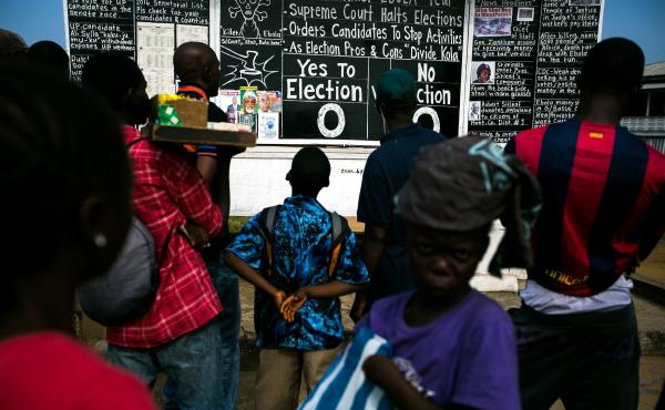 The Daily Talk uses chalk, photos and Liberian slang to spread the latest news. Editor Alfred Sirleaf set up the blackboard on Monrovia's main thoroughfare. The Daily Talk uses chalk, photos and Liberian slang to spread the latest news. Editor Alfred Sirleaf set up the blackboard on Monrovia's main thoroughfare.