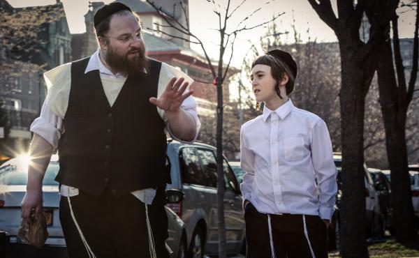 Menashe Lustig as Menashe, a grocery store clerk fighting to maintain custody of his son Rieven (Ruben Niborski). Menashe Lustig as Menashe, a grocery store clerk fighting to maintain custody of his son Rieven (Ruben Niborski).
