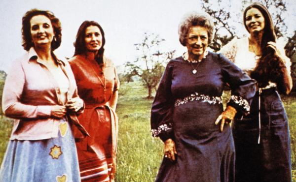 Maybelle Carter (second from right) in 1974 with her daughters (from left) Helen, Anita and June. Maybelle Carter (second from right) in 1974 with her daughters (from left) Helen, Anita and June.