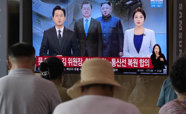 A news program at the Seoul Railway Station broadcasts a report on the resumption of communication between North and South Korea on Tuesday. A news program at the Seoul Railway Station broadcasts a report on the resumption of communication between North and South Korea on Tuesday.