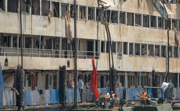 Rescuers work in the hull of the upright ship Eastern Star to launch rescue work in the section of Jianli on the Yangtze River, central China's Hubei Province, on Saturday. Rescuers work in the hull of the upright ship Eastern Star to launch rescue work in the section of Jianli on the Yangtze River, central China's Hubei Province, on Saturday.